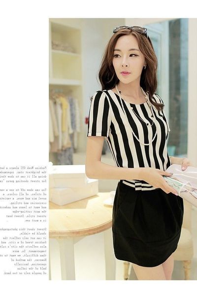 Set áo sọc và váy ngắn kèm belt dây chuyền