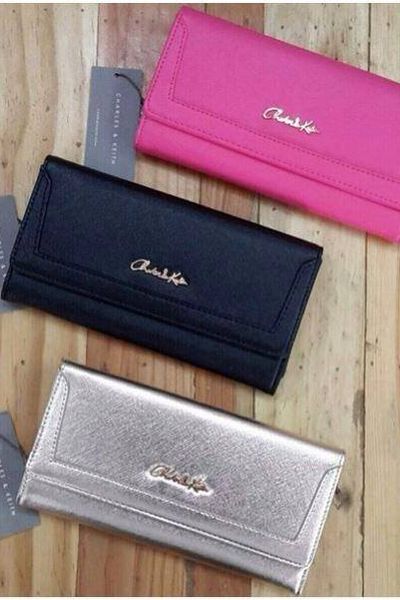 Ví cầm tay charles keith nhũ bạc