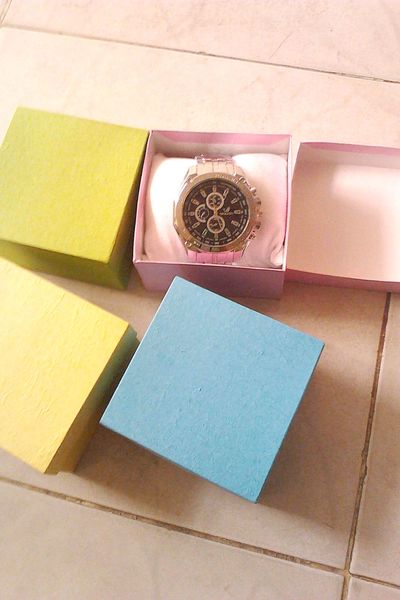 Vỏ hộp đồng hồ đệm mút bên trong
