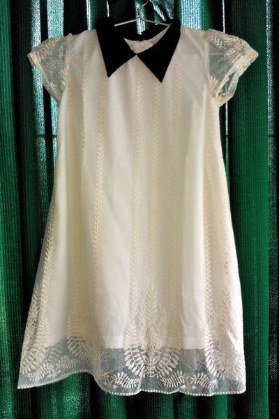 Đầm mẹ bé ren trắng cổ chemise