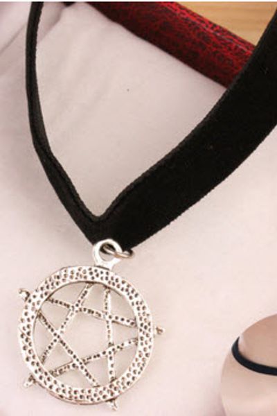 Choker nhung cổ điển