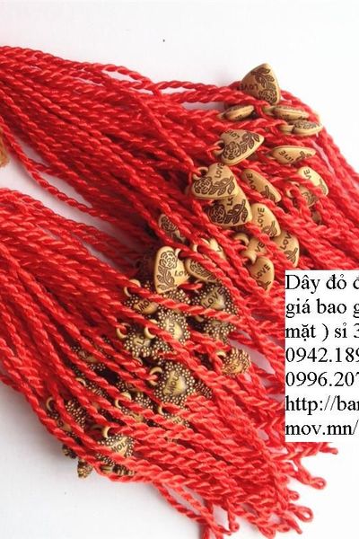 Vòng đeo tay màu đỏ đính chữ hạt nhựa