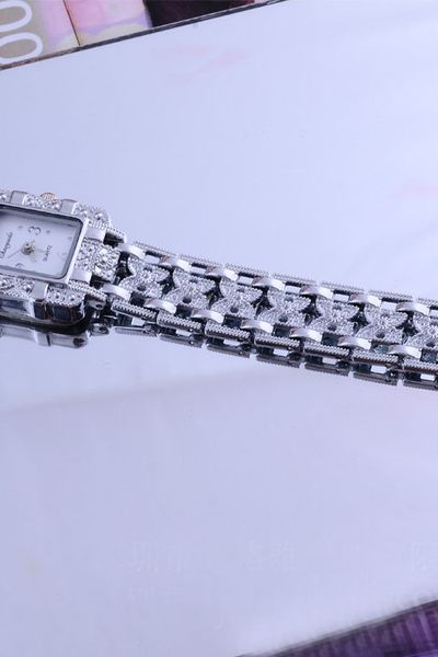 Đông hồ nữ đá thạch anh siêu đẹp