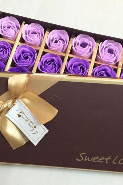 Hoa hồng sáp thơm 18 bông đựng trong hộp quà cn sweet love kích thước 23 x 12 x 45cm