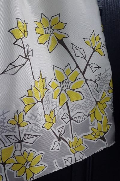 hàng may đầm xòe sát nách hoa vàng