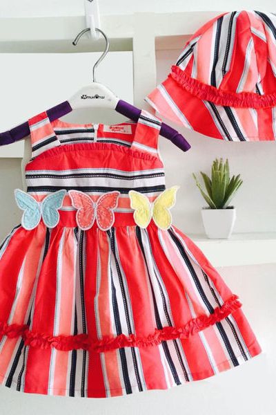 A17726 - đầm sọc thêu 3 con bướm kèm nón có dây cột phía sau oshkoshri 8size 1-8