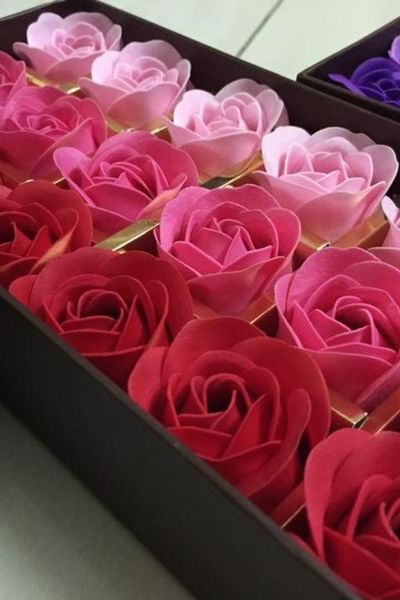 Hoa hồng sáp thơm 18 bông đựng trong hộp quà cn sweet love kích thước 23 x 12 x 45cm