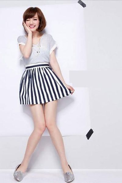 Chân váy sọc carô trắng và xanh đen