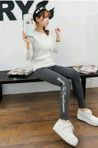 Quần legging thêu chữ