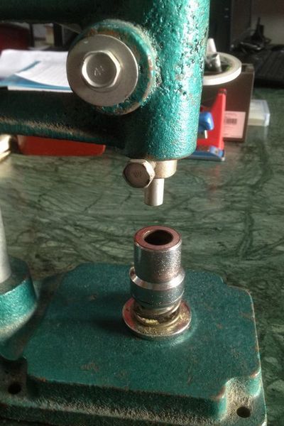 Máy đóng nút boc vải
