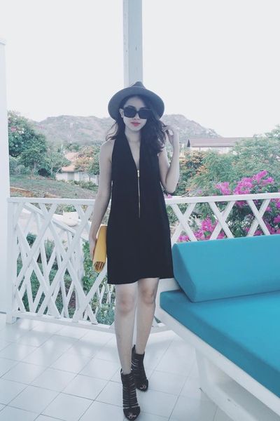 Đầm cổ yếm dây khóa đồng
