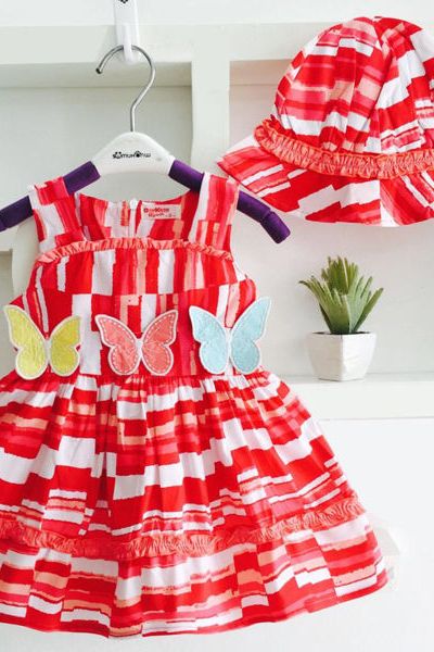 A17726 - đầm sọc thêu 3 con bướm kèm nón có dây cột phía sau oshkoshri 8size 1-8