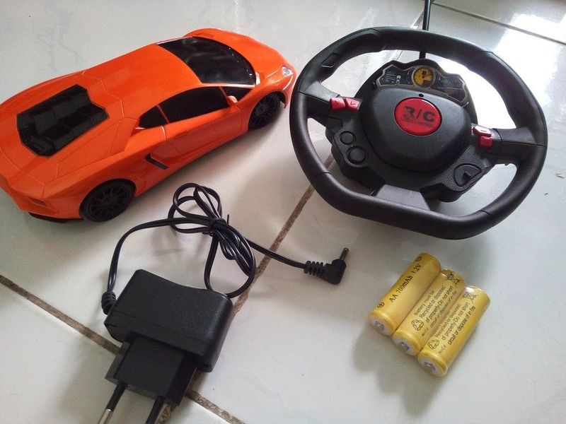 Xe điều khiển từ xa pin sạc đầy đủ tay cầm vô lăng giá sỉ