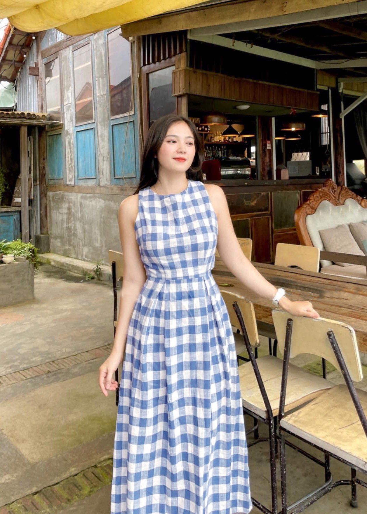 Phong cách thời trang công sở chuẩn Hàn Quốc với mẫu váy đầm caro đẹp